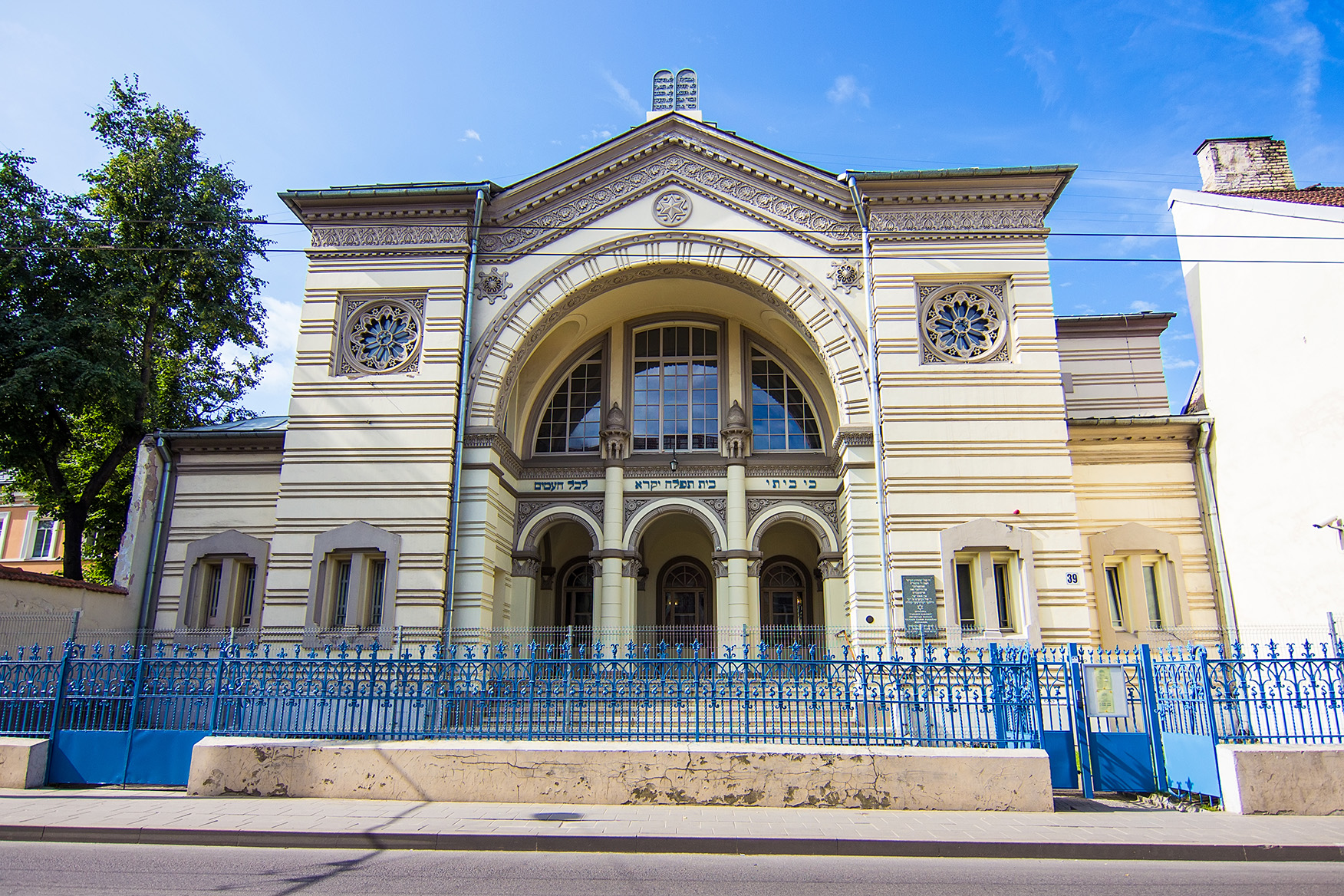 Outside shot of the facade of the Nożyk Synagogue in Warsaw